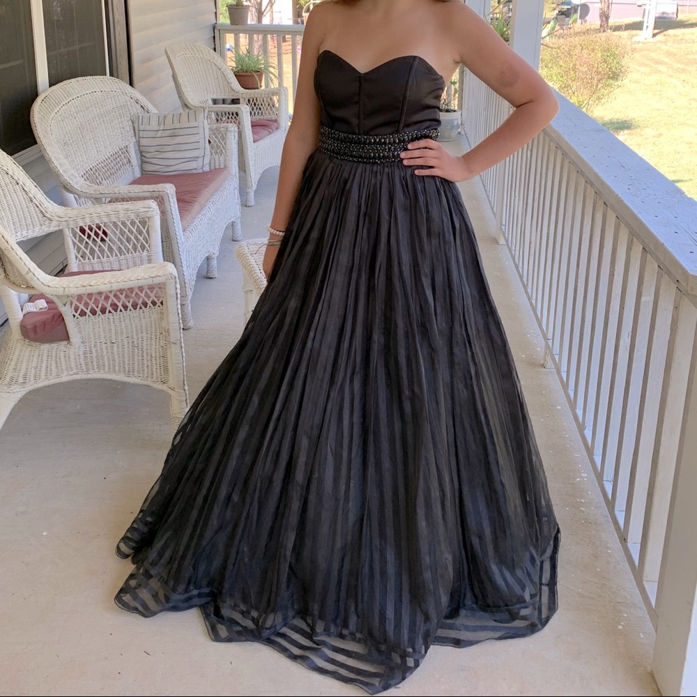 I’m selling my black strapless Rachel Allen dress, it’s a size 10 and is clean
